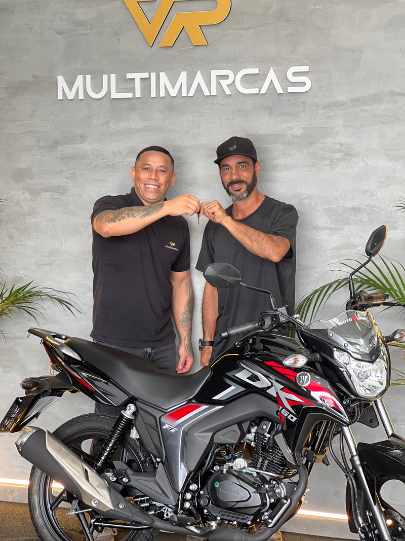 Mais que um aperto de mão, o início de uma nova história sobre duas rodas.